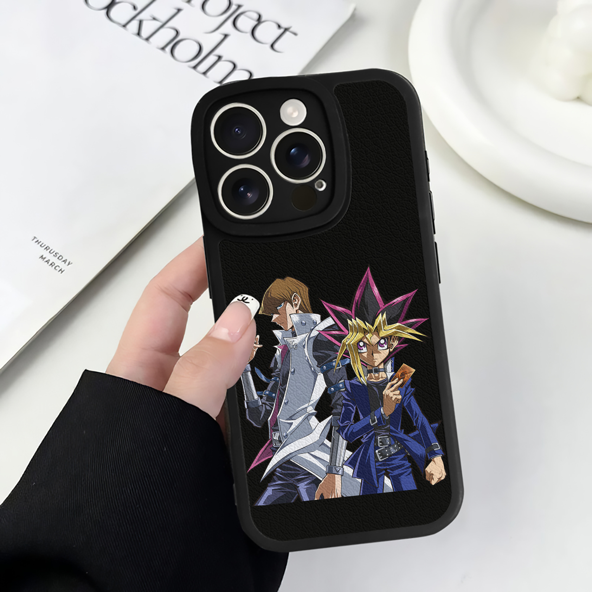 （画像用） 遊☆戯☆王 Yu-Gi-Oh! 【iPhone 16シリーズ対応】シリコンスマホケース（レザー調） 材質：シリコン